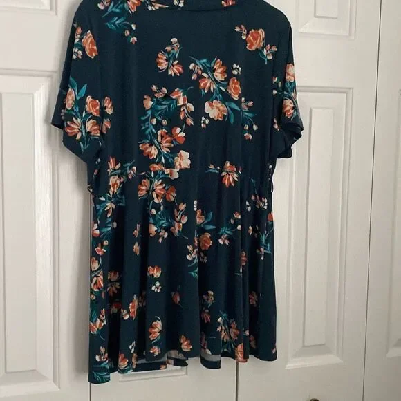 Torrid Green Floral Wrap Front V Neck Blouse Short Sleeve Size 1 MISSING TIE - Picture 7 of 8